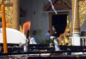 Wat Phra Singh offering